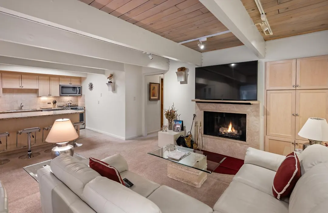 Chateau Chaumont Unit 9, Second-Floor Corner Condominium With Prime Location In Aspen-1